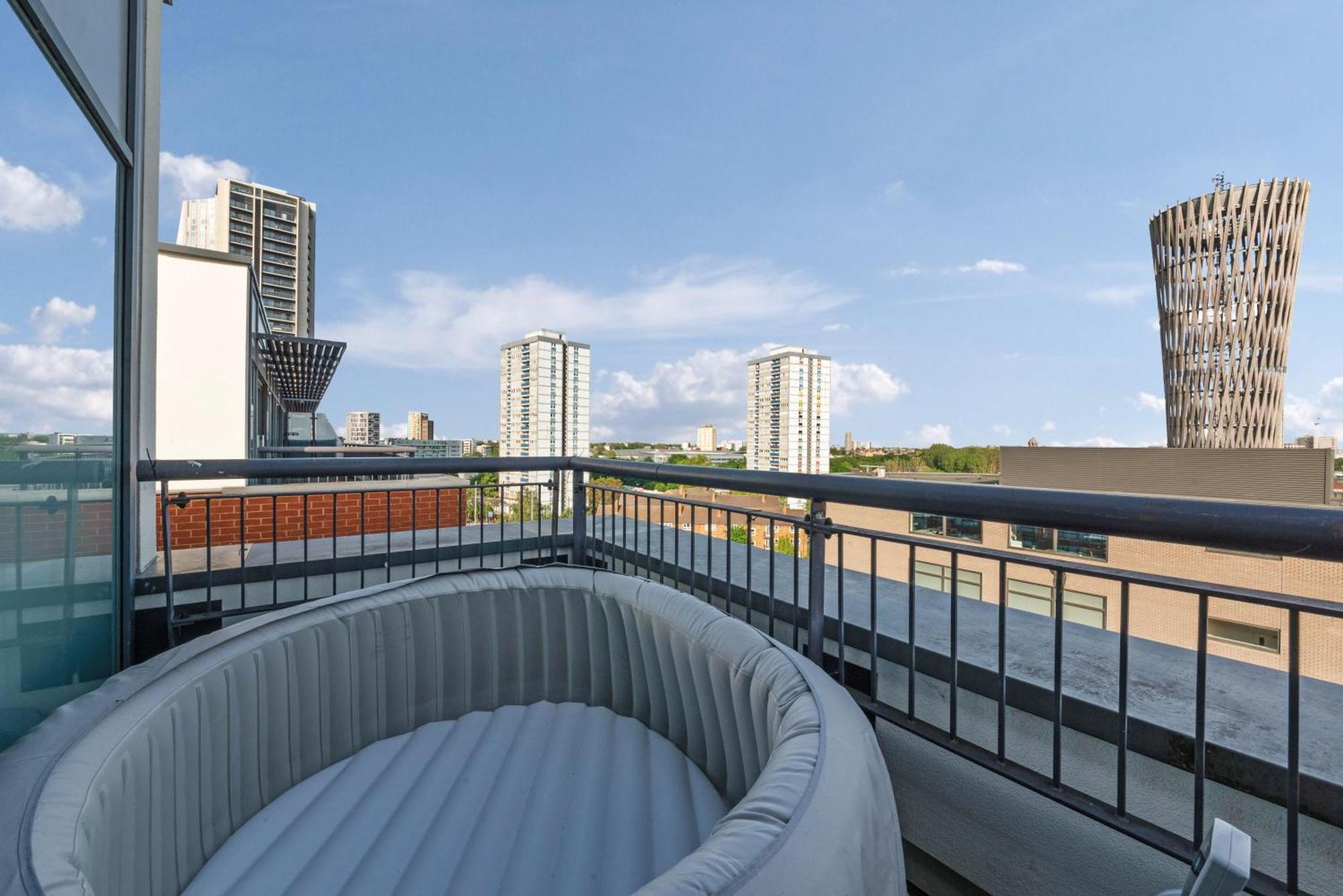 Penthouse W/ Hot Tub Near Stratford, Westfield Apartment London Exterior photo